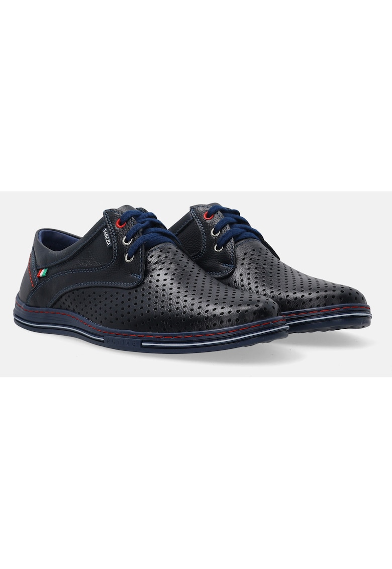 Pantofi din piele cu perforatii discrete
