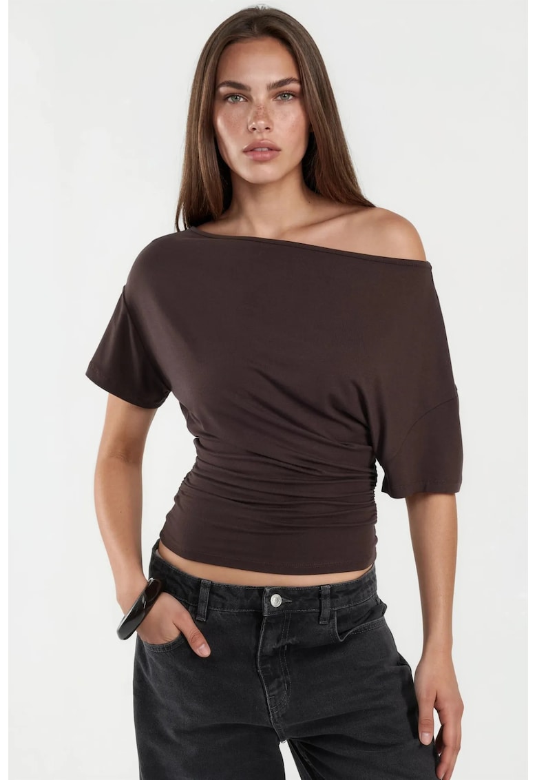 Tricou dama - top tricotat scurt - guler asimetric - maro - viscoza