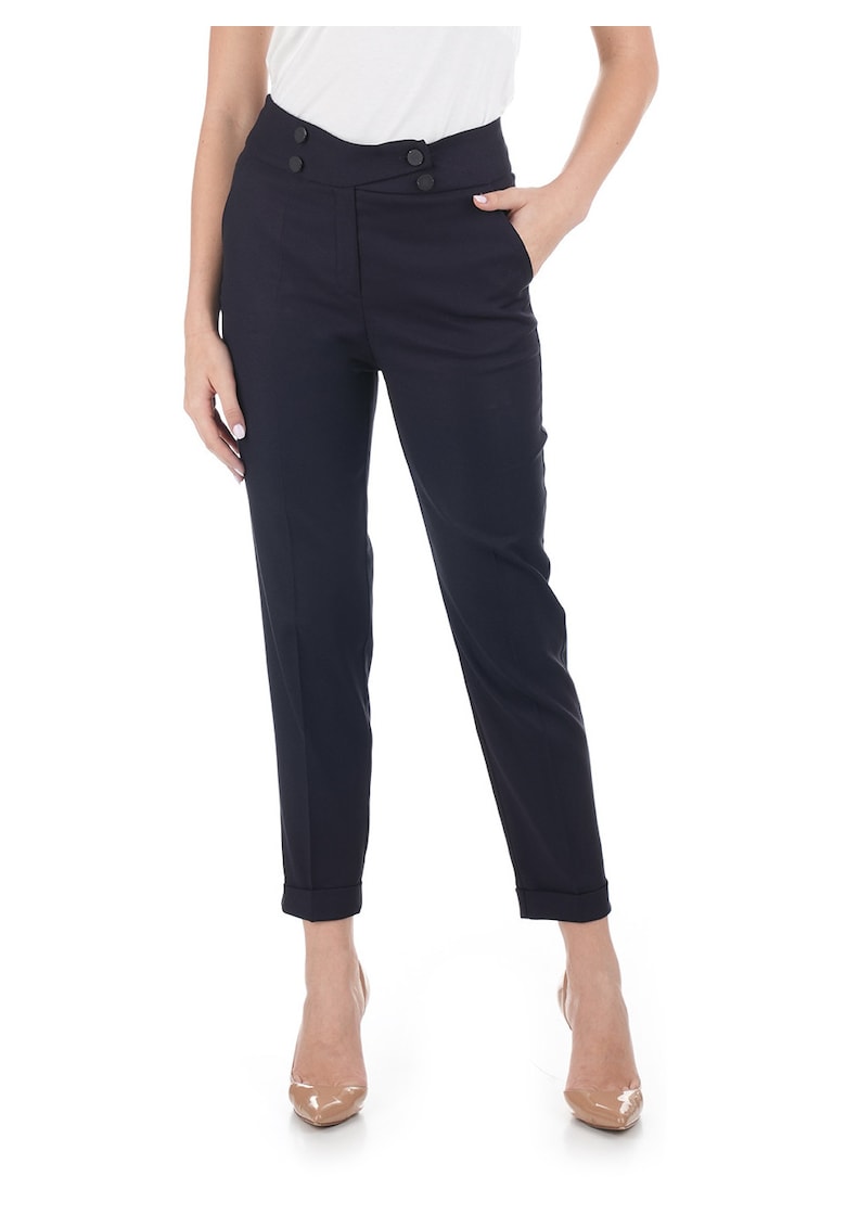 Pantaloni conici cu talie inalta.