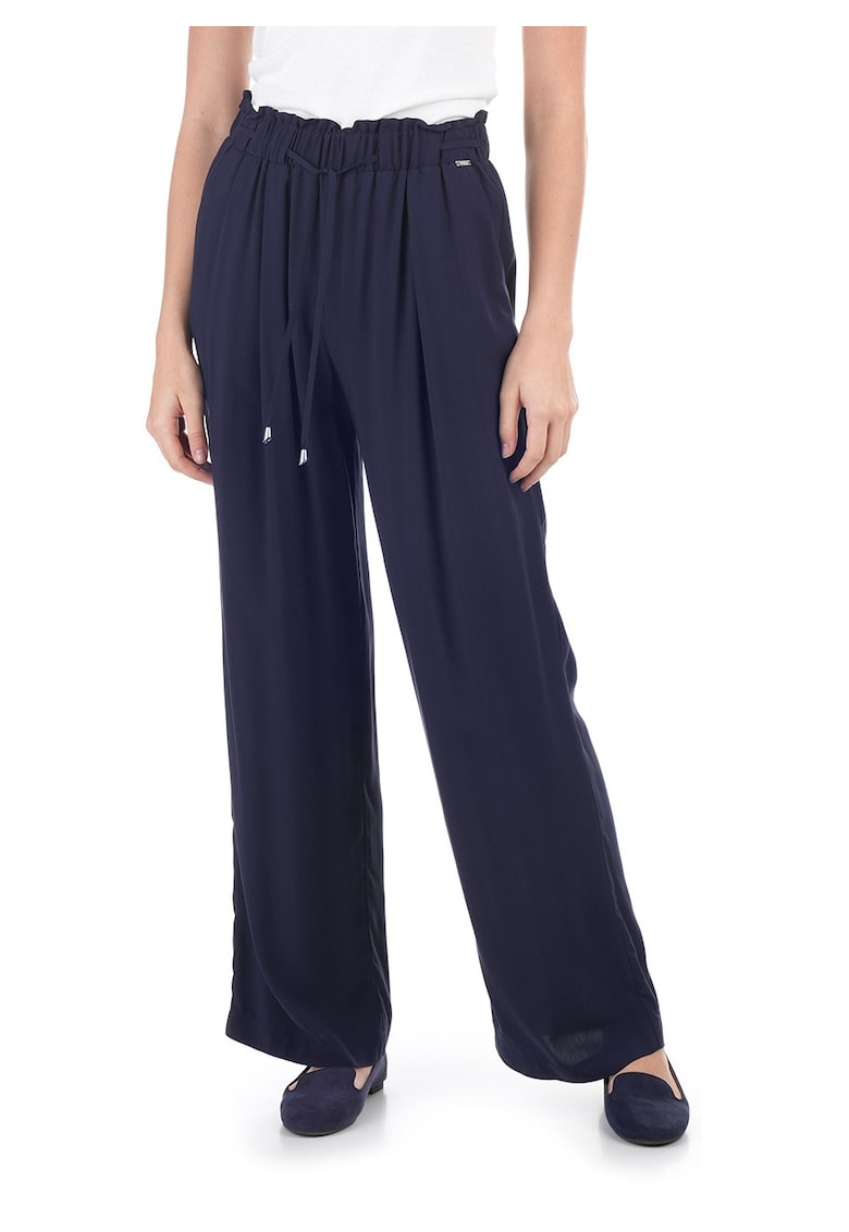 Pantaloni cu croiala ampla si snur