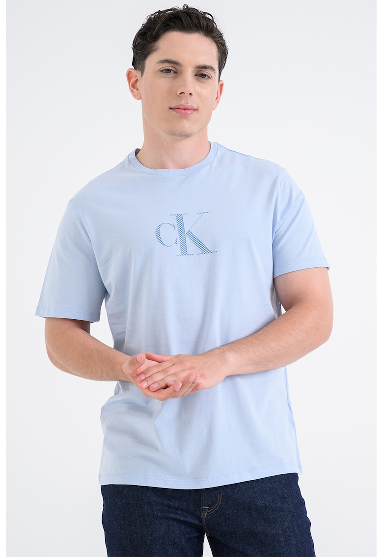 Tricou cu decolteu la baza gatului si model monograma - Albastru deschis