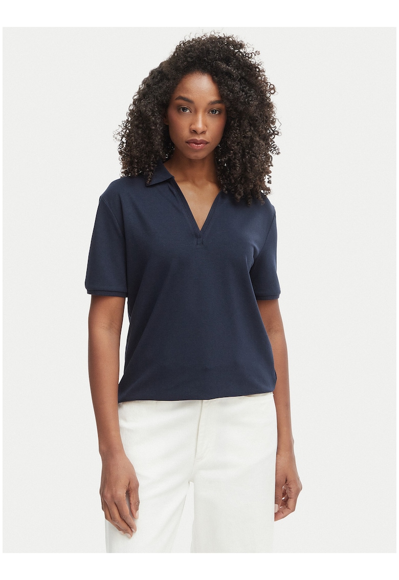 Tricou polo lejer cu decupaj in v