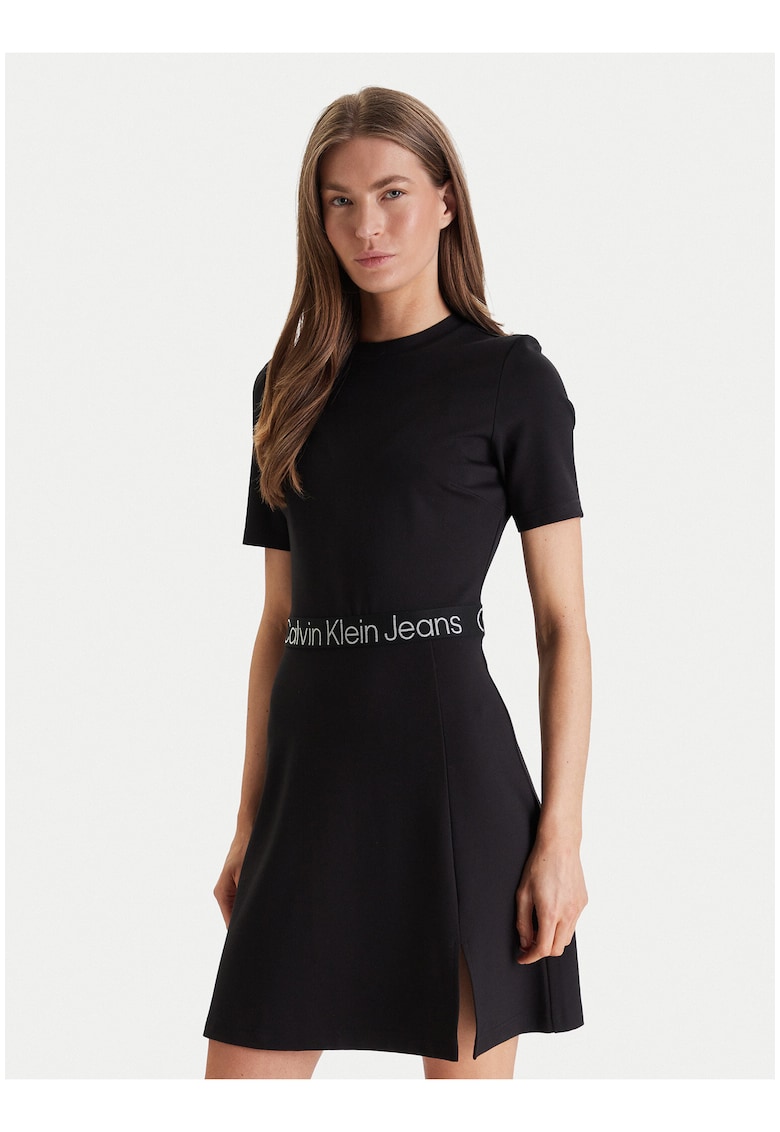 Rochie evazata cu garnitura logo in talie