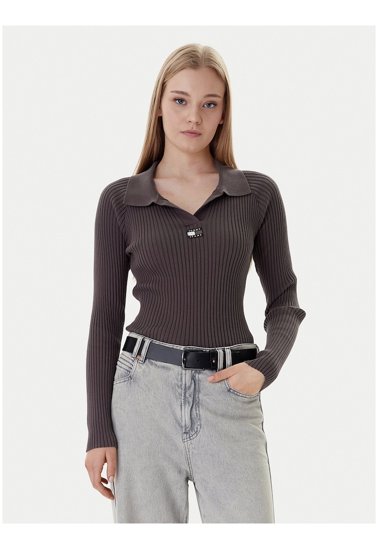 Pulover slim fit cu guler ascutit si decupaj in v