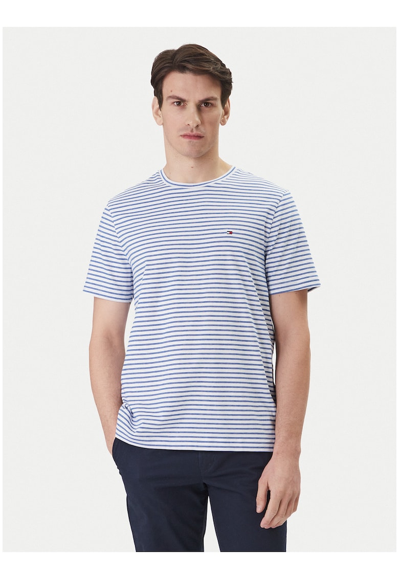 Tricou cu dungi si decolteu la baza gatului