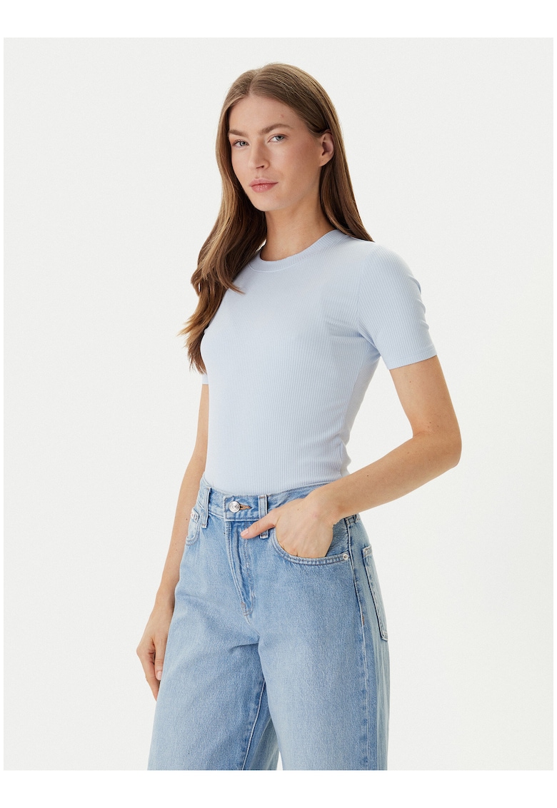 Tricou slim fit cu aspect striat si model uni