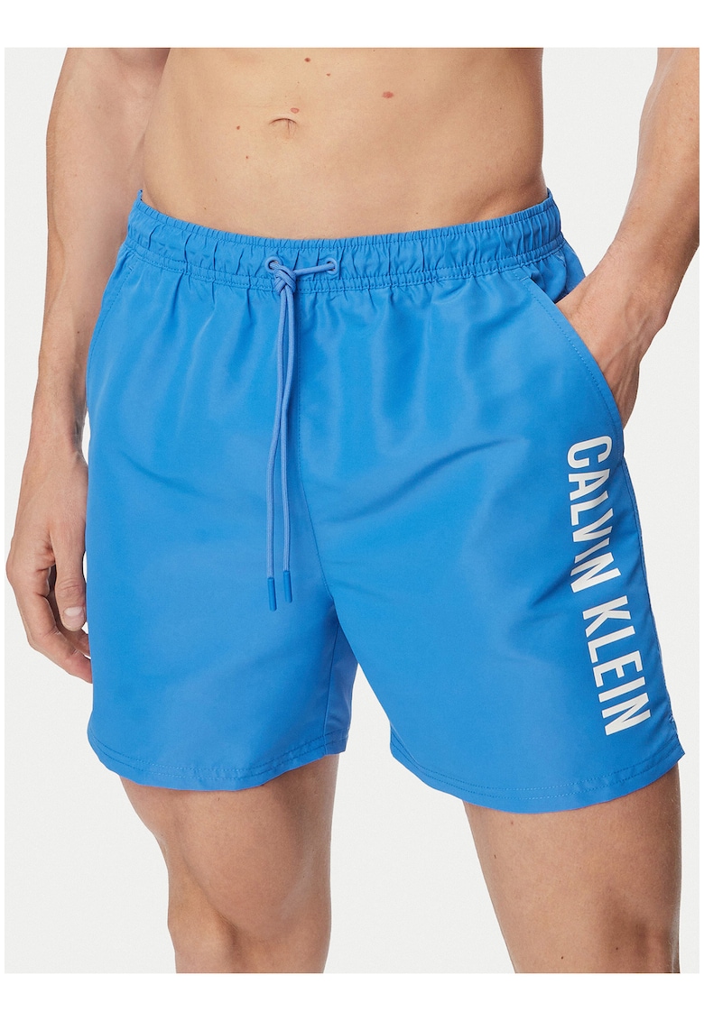 Pantaloni scurti de baie cu imprimeu text si snur in talie