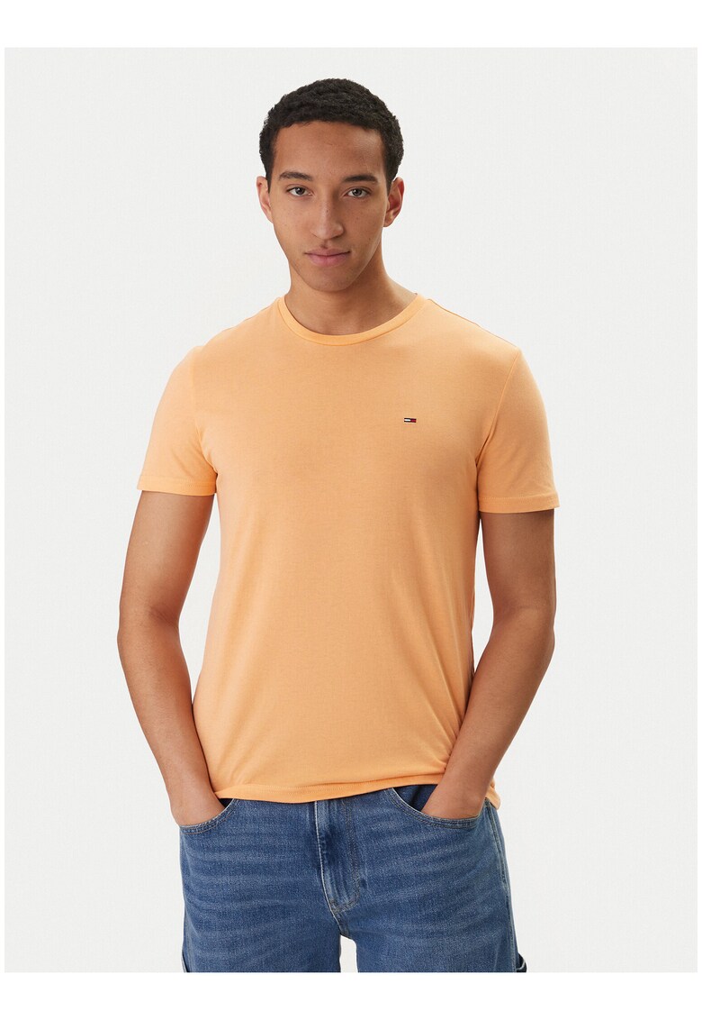 Tricou slim fit cu decolteu la baza gatului .