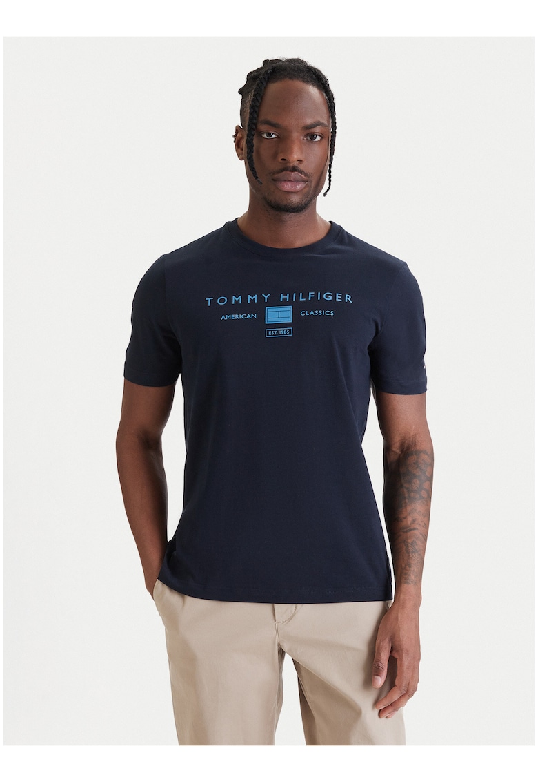 Tricou cu decolteu la baza gatului si imprimeu logo pe piept