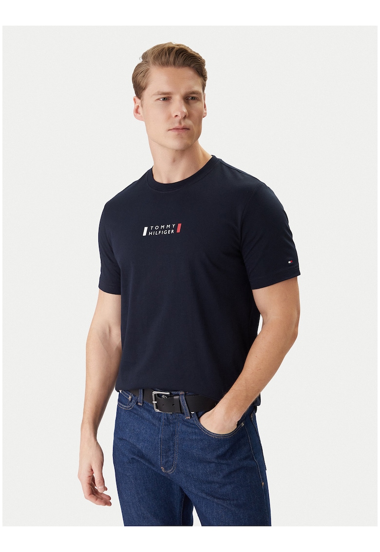 Tricou cu decolteu la baza gatului