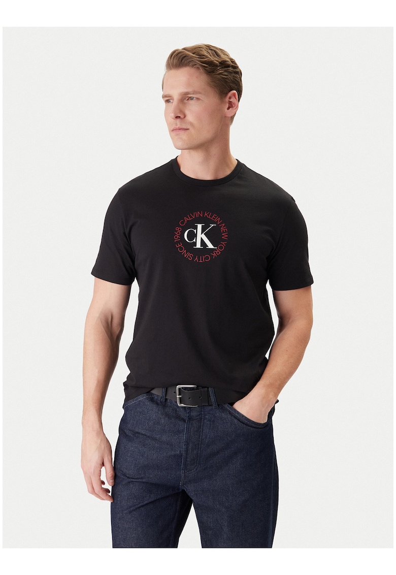 Tricou cu model logo si decolteu la baza gatului -