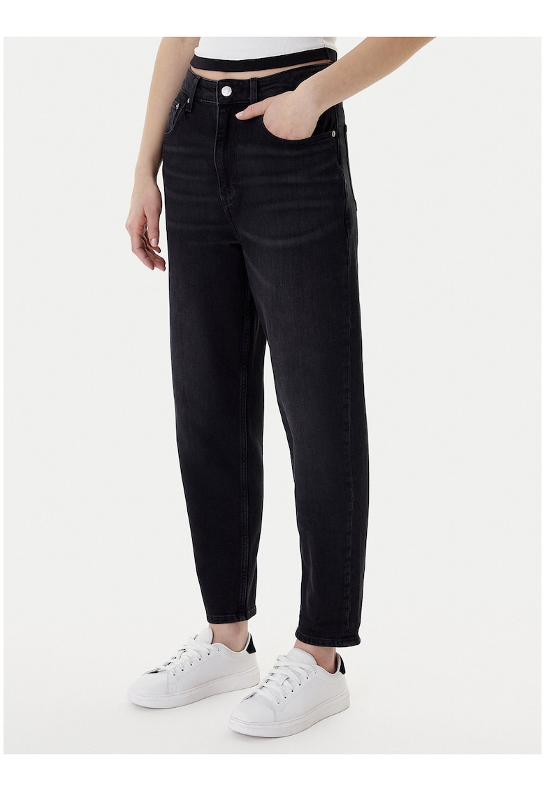 Blugi mom fit cu talie medie