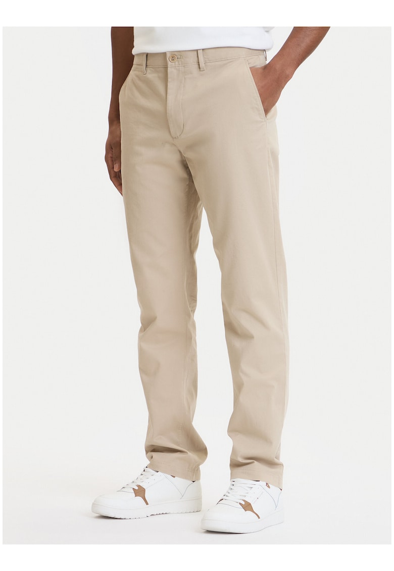 Pantaloni Chino drepti.
