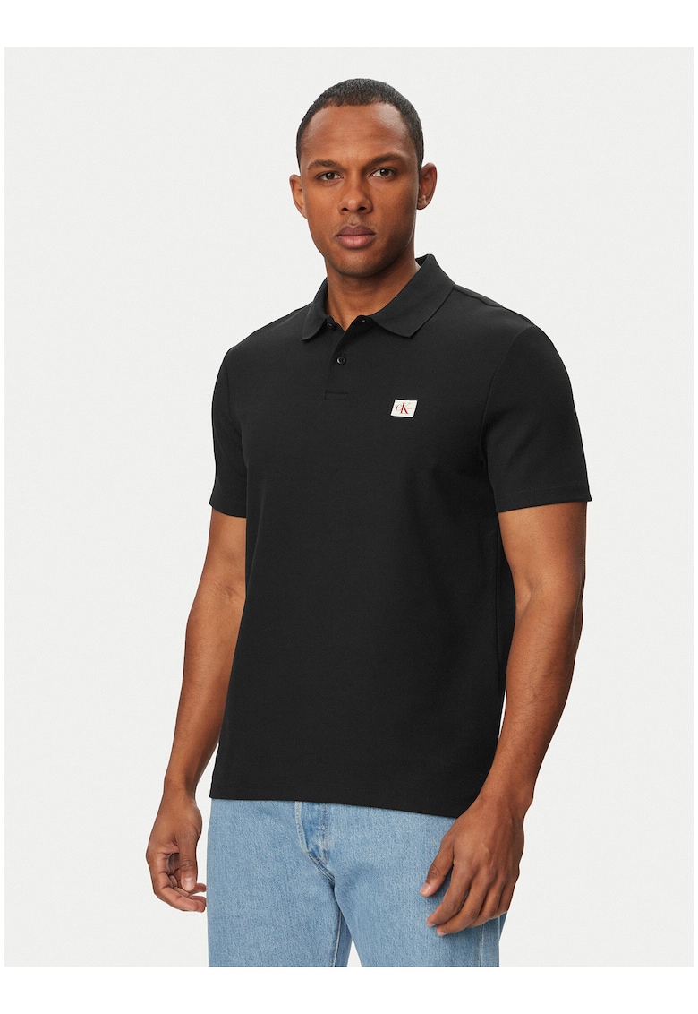 Tricou polo cu logo discret pe piept