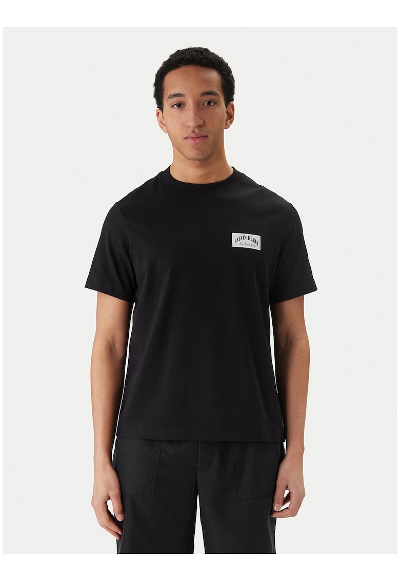 Tricou cu decolteu la baza gatului cu logo print
