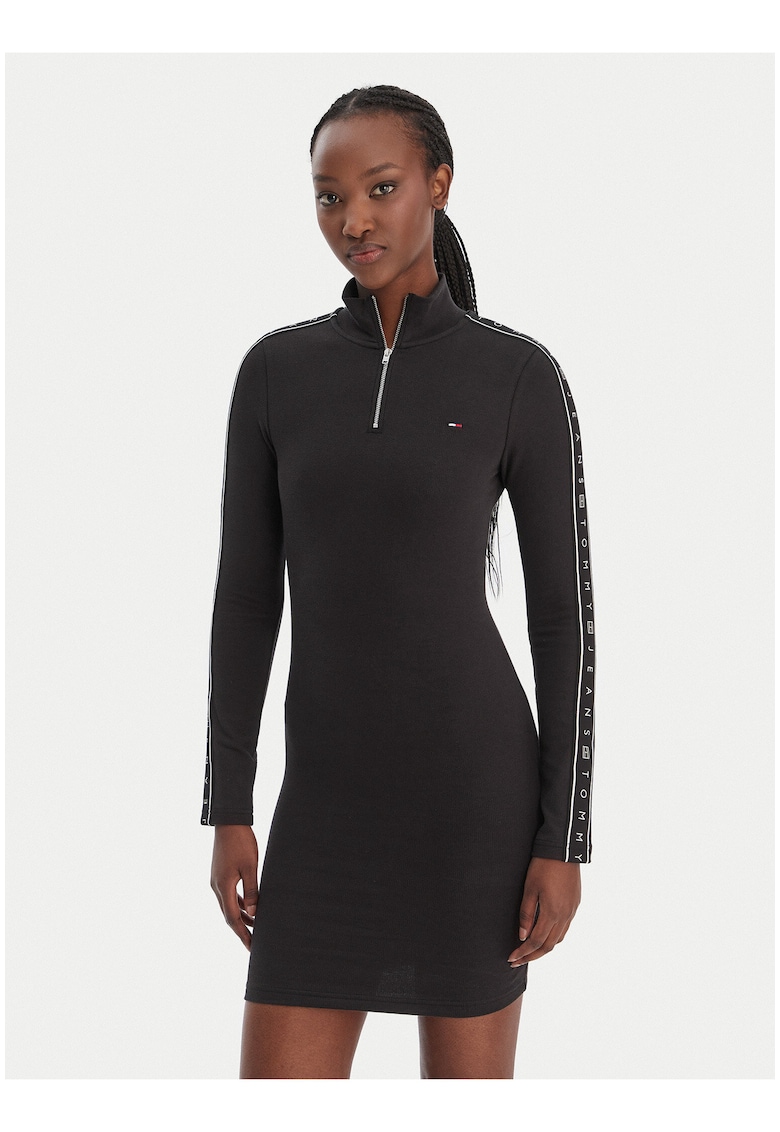 Rochie scurta cambrata cu guler inalt