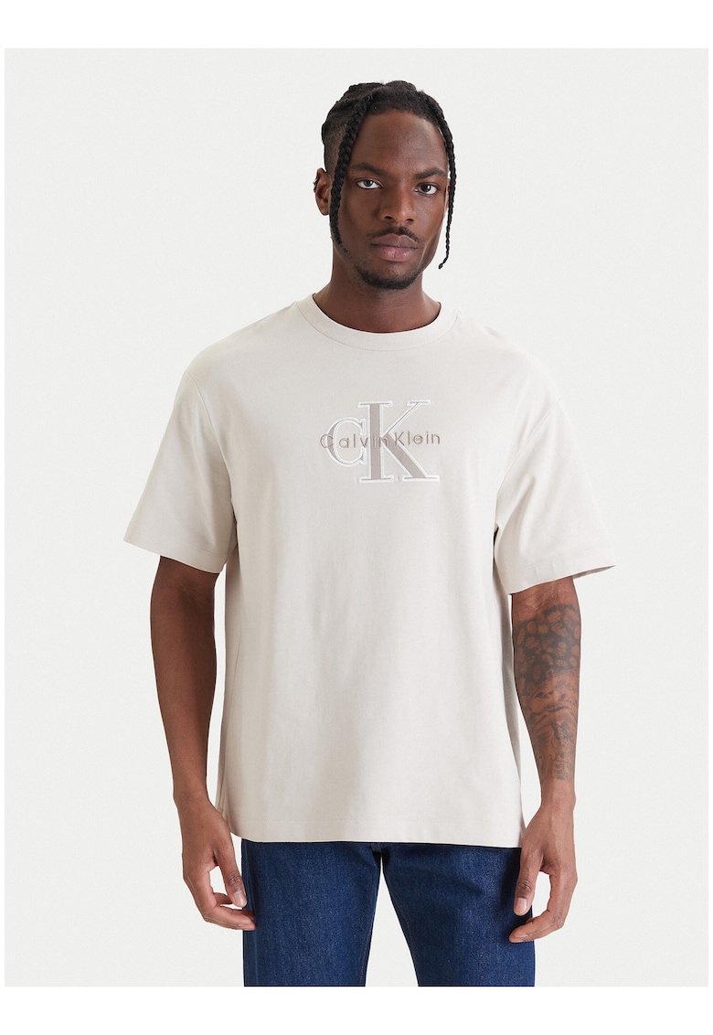 Tricou cu decolteu la baza gatului si logo brodat