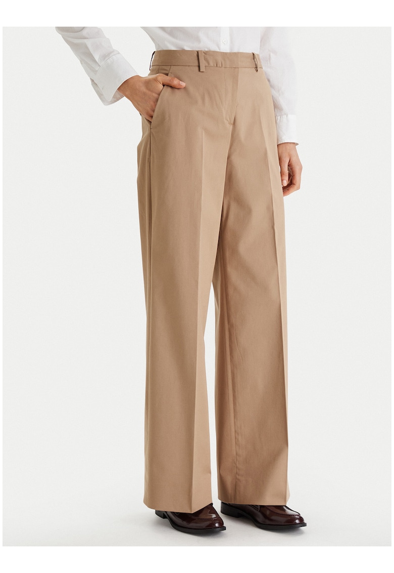 Pantaloni cu croiala ampla si buzunare