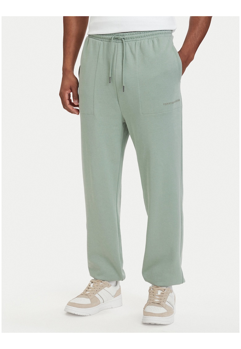 Pantaloni de trening cu croiala regular fit - buzunare si talie elastica cu snur