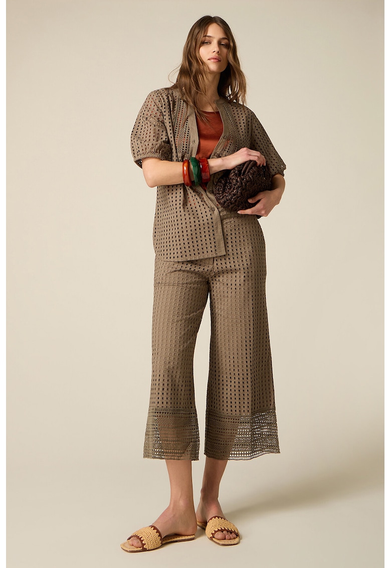 Pantaloni capri cu perforatii si talie medie - Maro camel