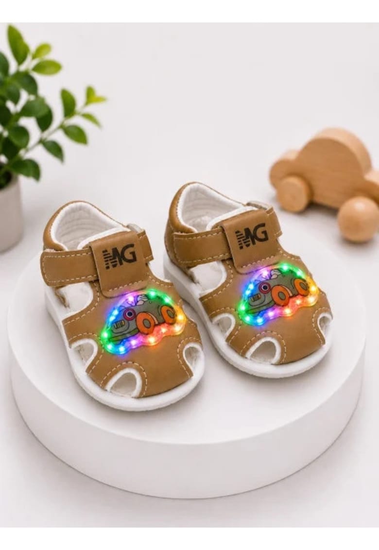 Sandalute maro cu luminite pentru super bebelusi - Masinuta - Maro
