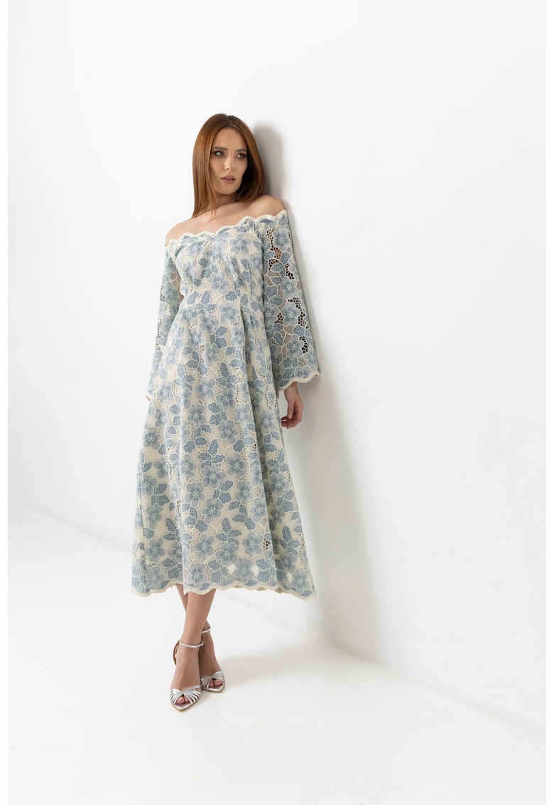 Rochie cu umeri decupati din vascoza bleu cu broderie sparta
