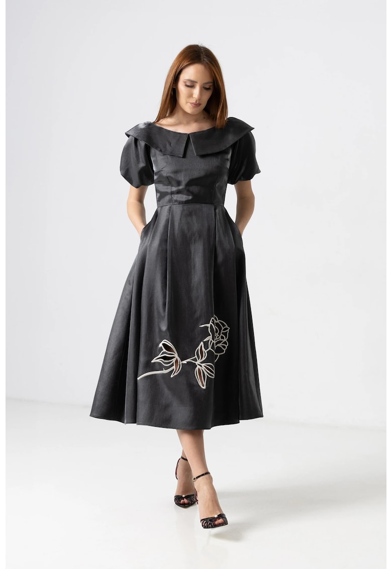 Rochie midi din vascoza neagra cu umeri decupati si broderie trandafir