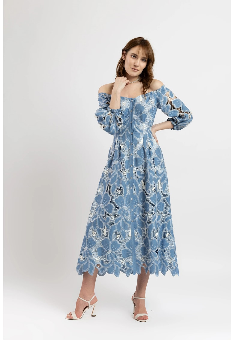 Rochie midi cu umeri decupati din denim cu broderie sparta