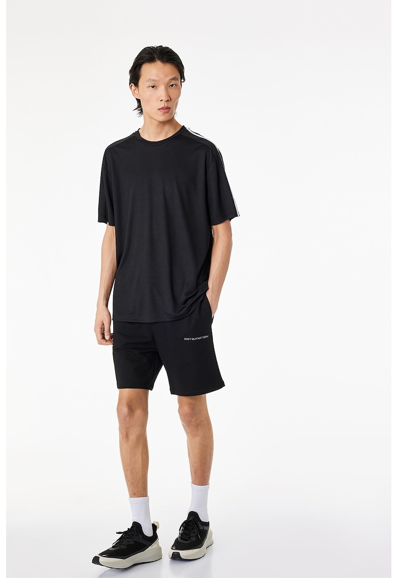 Tricou cu decolteu la baza gatului si segmente laterale contrastante - Negru