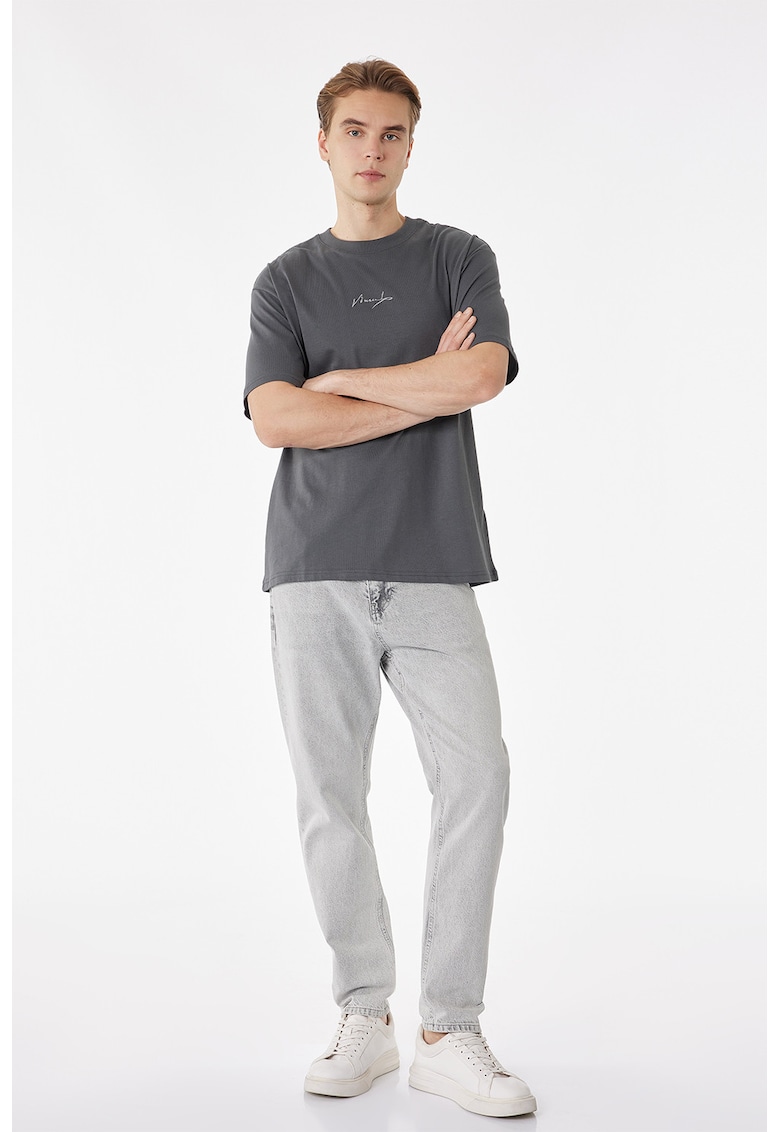 Tricou cu decolteu la baza gatului si model text - Gri marmorat