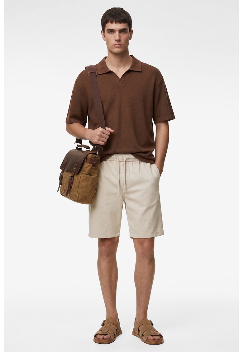 Tricou regular fit cu guler polo si decupaj in V