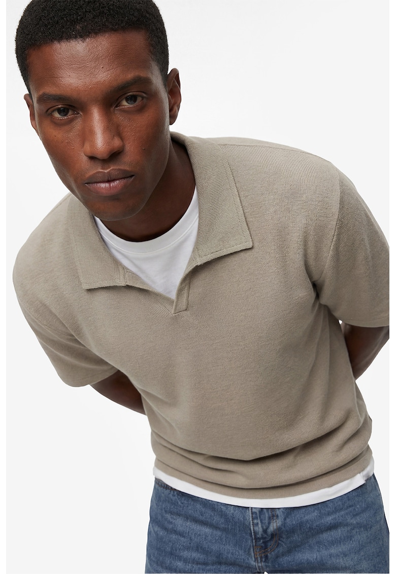 Tricou regular fit cu guler polo si decupaj in V