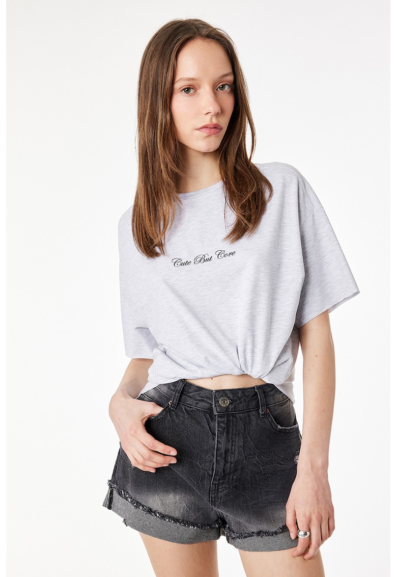 Tricou cu imprimeu text si terminatie asimetrica - Gri deschis