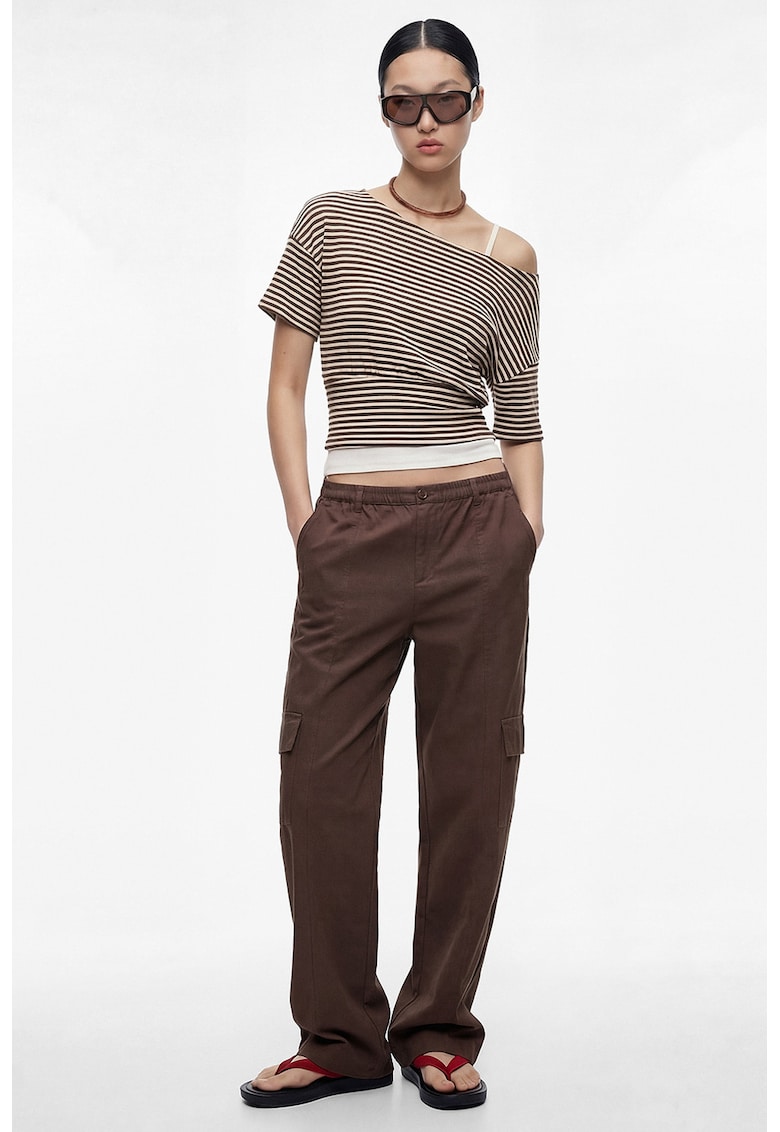 Tricou crop cu dungi si decolteu pe umeri - Alb fildes/Maro cafeniu