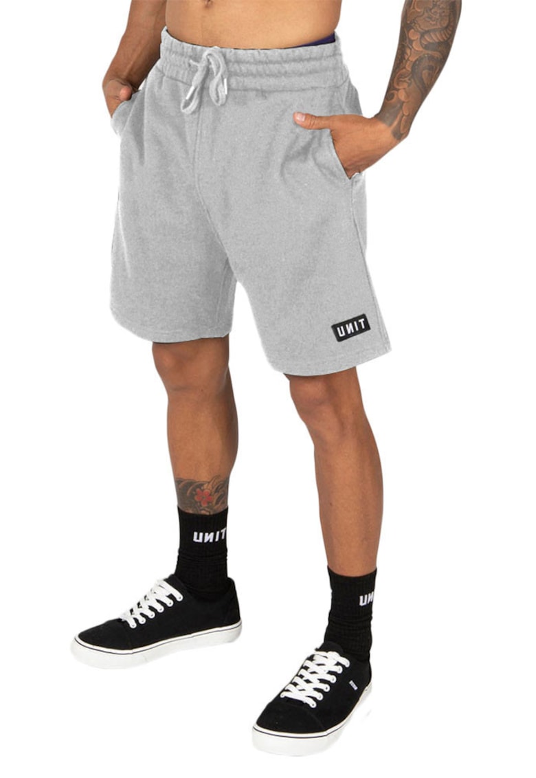 Pantaloni de trening scurti cu buzunar aplicat la spate
