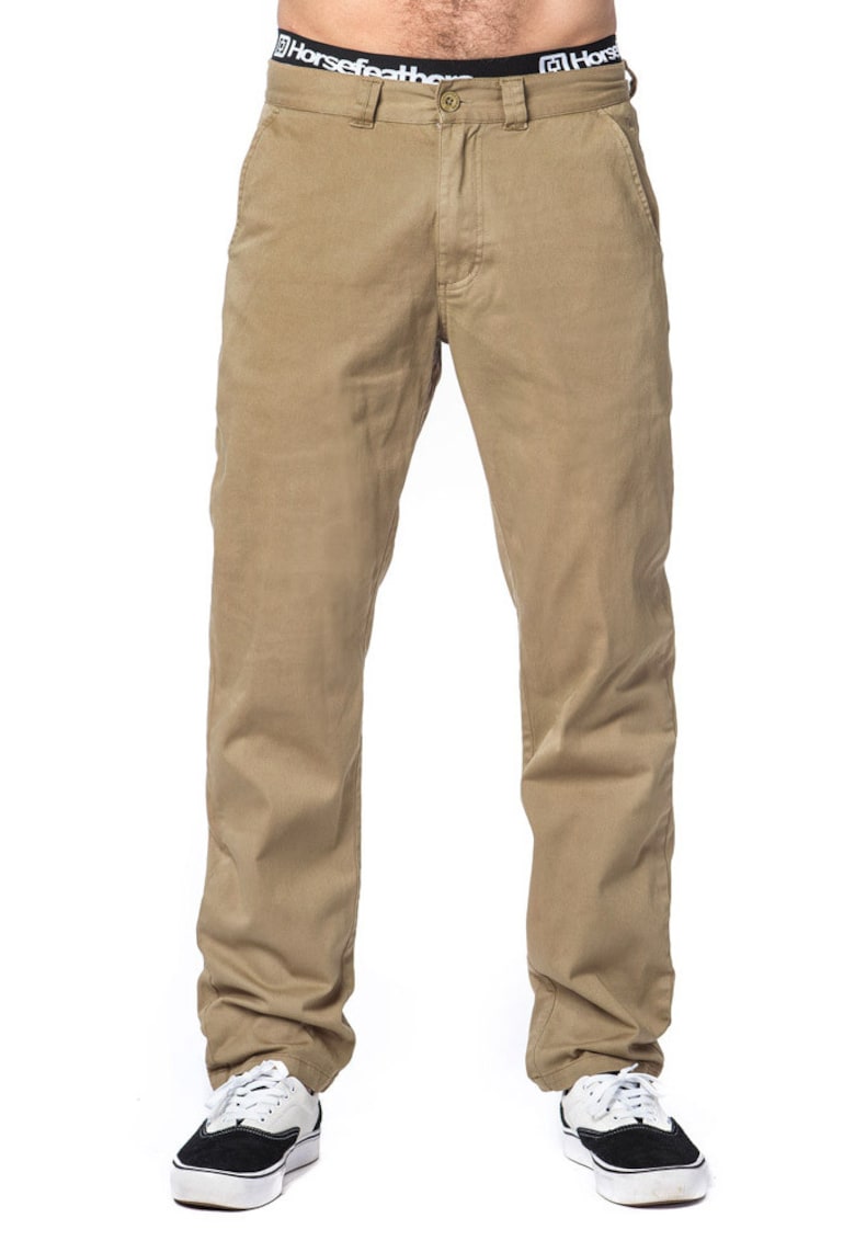 Pantaloni chino cu croiala lejera.