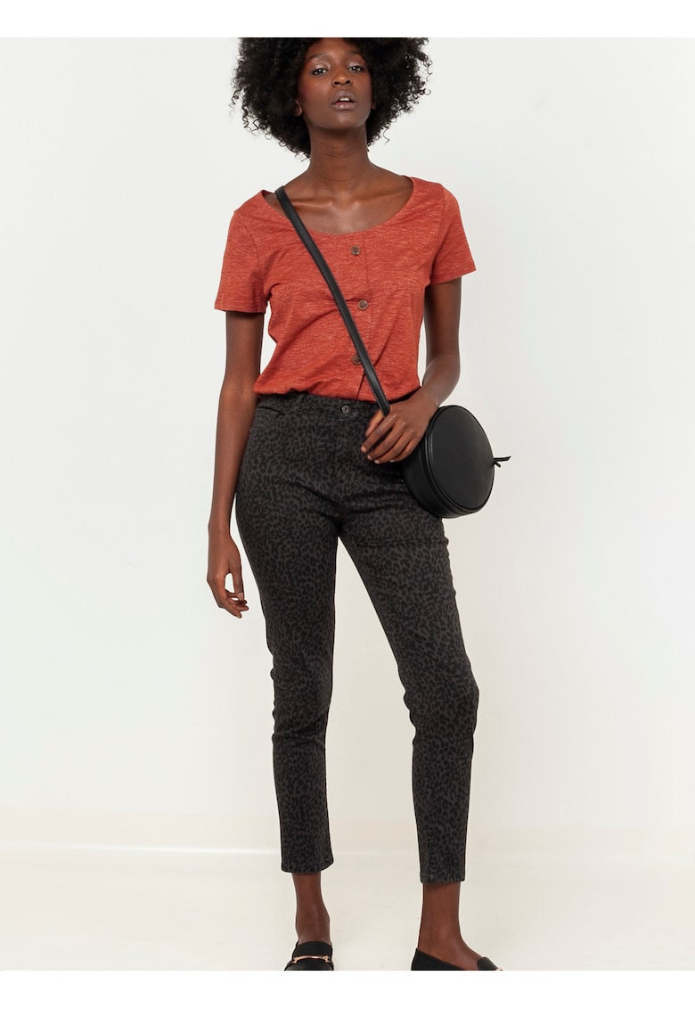 Pantaloni crop slim fit cu model animal print -