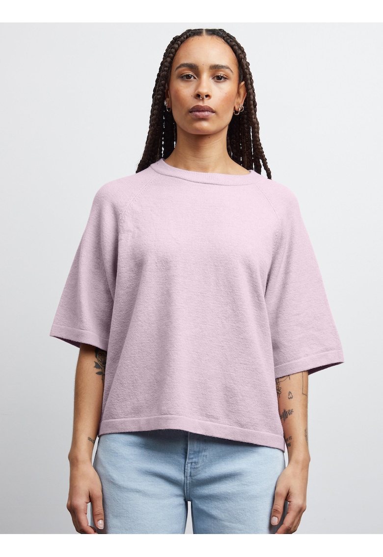 Pulover cu maneci raglan.