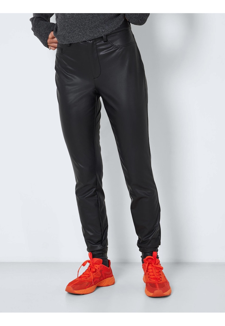 Pantaloni slim-fit din piele ecologica