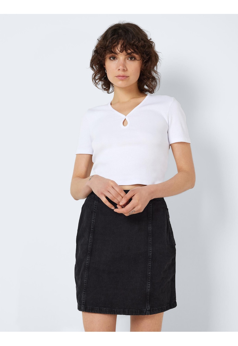 Tricou scurt cu decolteu in V si detaliu decupat -