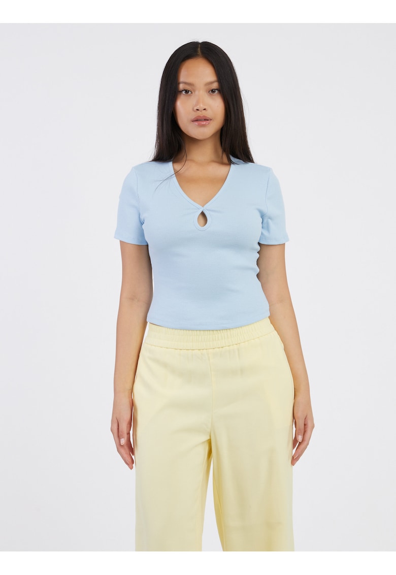 Tricou cu decolteu in V si decupaj decorativ
