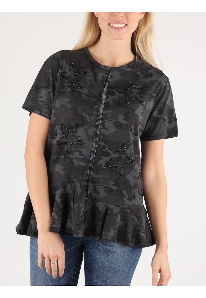 Tricou din bumbac cu model camuflaj si volane -
