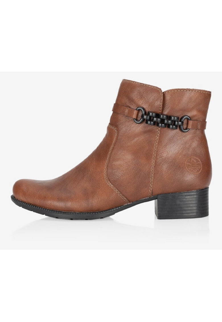Botine cu toc masiv si logo discret -