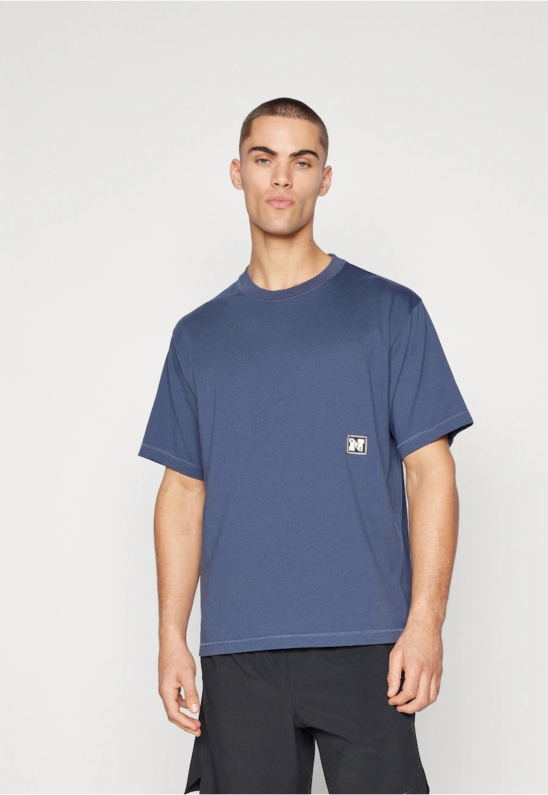 Tricou cu decolteu la baza gatului -