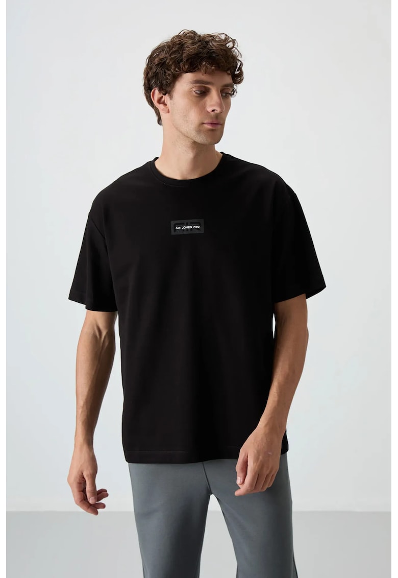 Tricou supradimensionat - negru - bumbac si poliester - cu imprimeu logo si detaliu patch