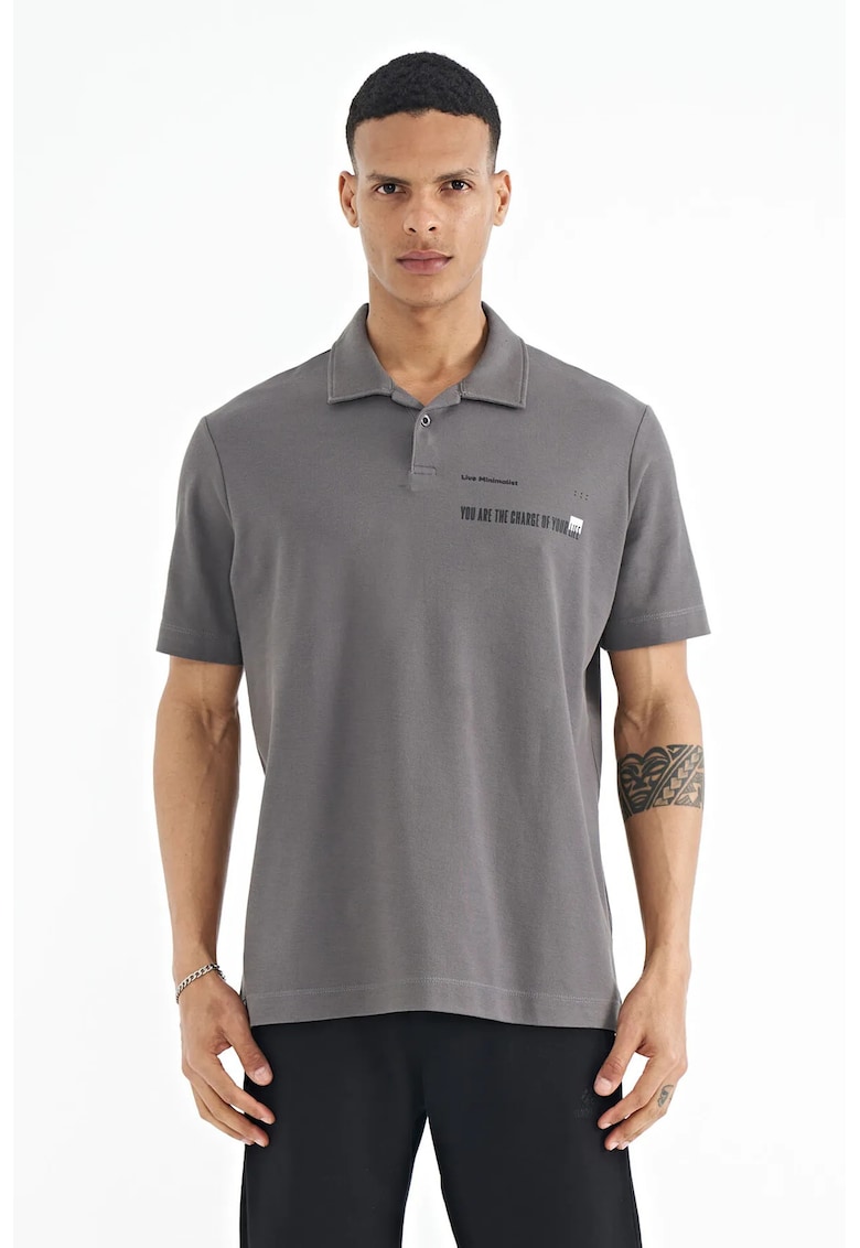 Tricou Polo barbati - gri antracit - 100% bumbac - cu imprimeu text