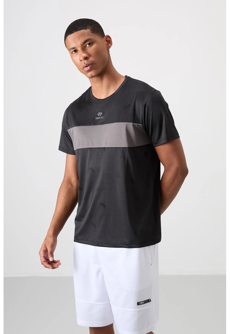 Tricou barbati - 100% poliester - cu guler rotund si blocuri de culoare