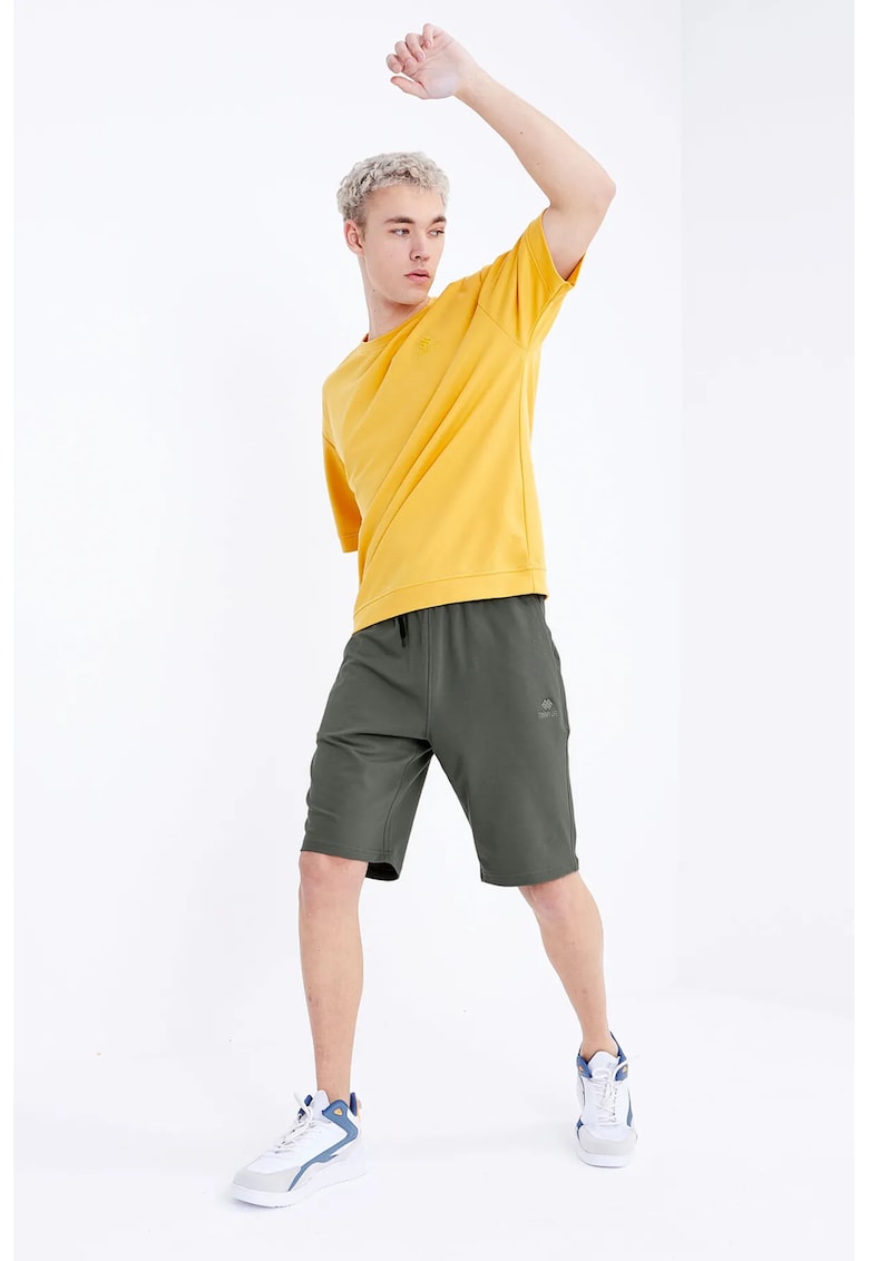Pantaloni scurti - Barbati - Pantaloni scurti barbati TOMMY din jerseu cu snur in talie - Verde Kaki - Kaki