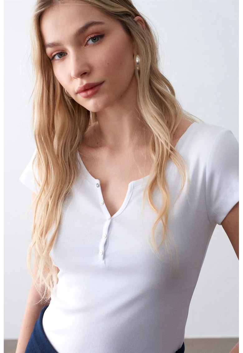 Tricou dama slim fit - alb - bumbac - maneci scurte - decolteu in U - detaliu buton