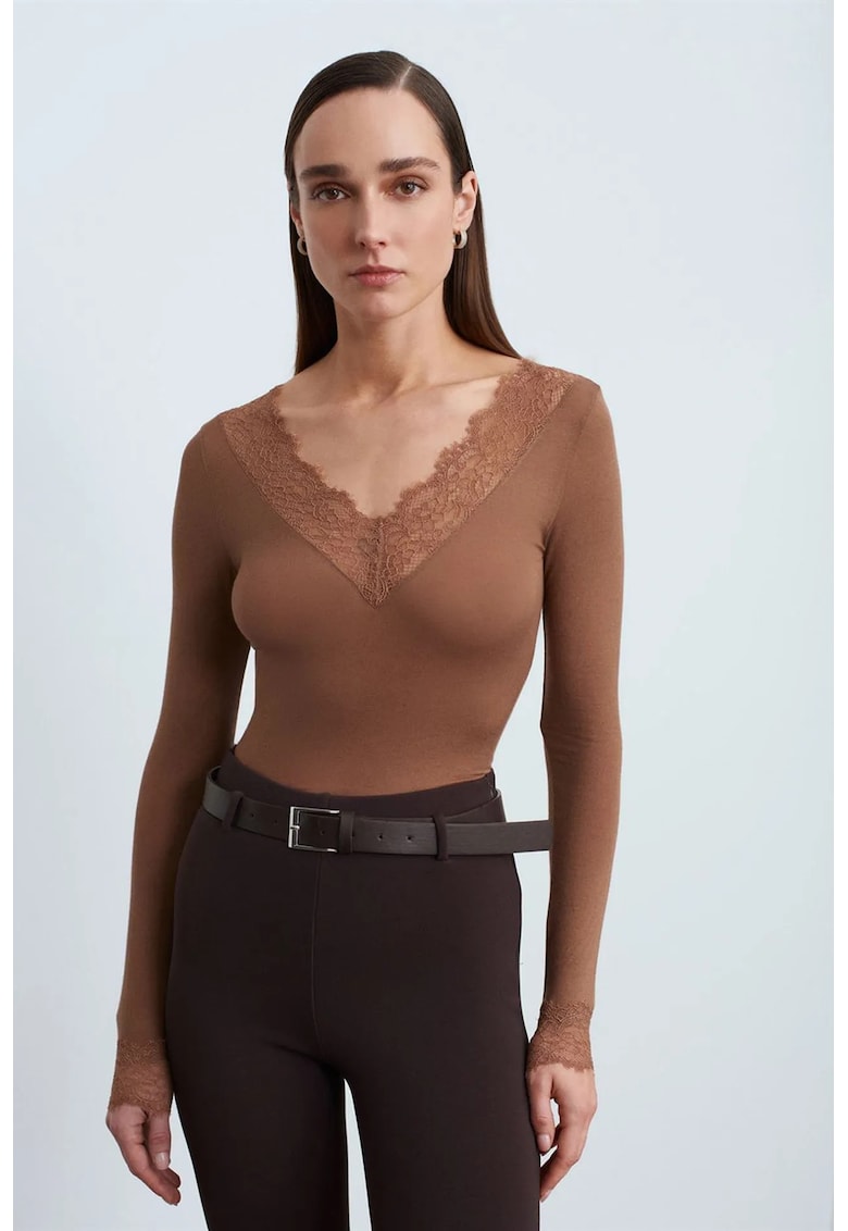 Bluza dama - slim fit - maneci lungi - decolteu in V - detalii florale - maro mocha - material subtire